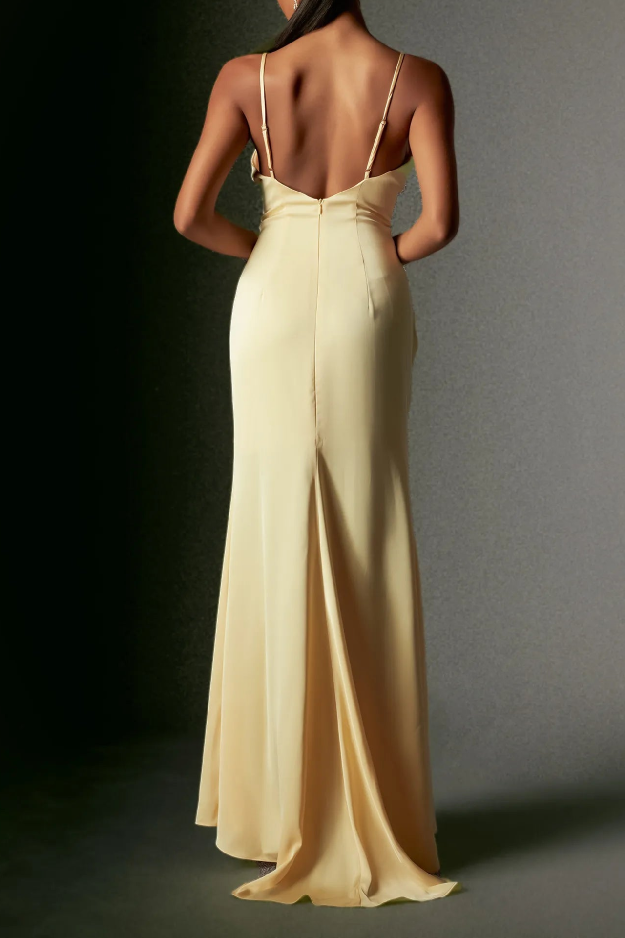 Robe longue en satin à bretelles spaghetti et décolleté en V profond avec fente haute. Robe de bal